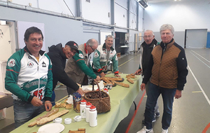 Préparation de la collation de l'arrivée au gymnase Paul Painlevé